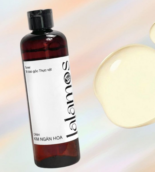 Toner Cánh Kim Ngân Hoa Lalamos giúp cân bằng độ pH, se khít lỗ chân lông, làm dịu và dưỡng ẩm da