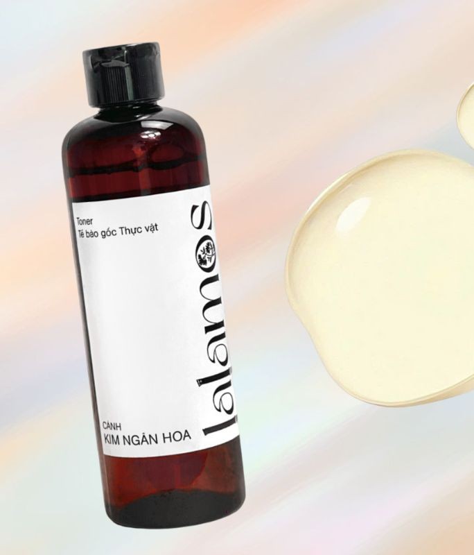 Toner Cánh Kim Ngân Hoa Lalamos giúp cân bằng độ pH, se khít lỗ chân lông, làm dịu và dưỡng ẩm da