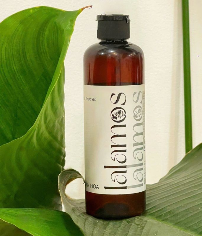 Toner Cánh Kim Ngân Hoa Lalamos giúp cân bằng độ pH, se khít lỗ chân lông, làm dịu và dưỡng ẩm da
